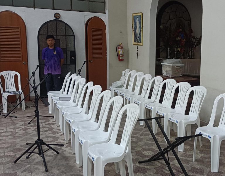 El Coro de Los Girasoles se traslada a la entrada de la Capilla